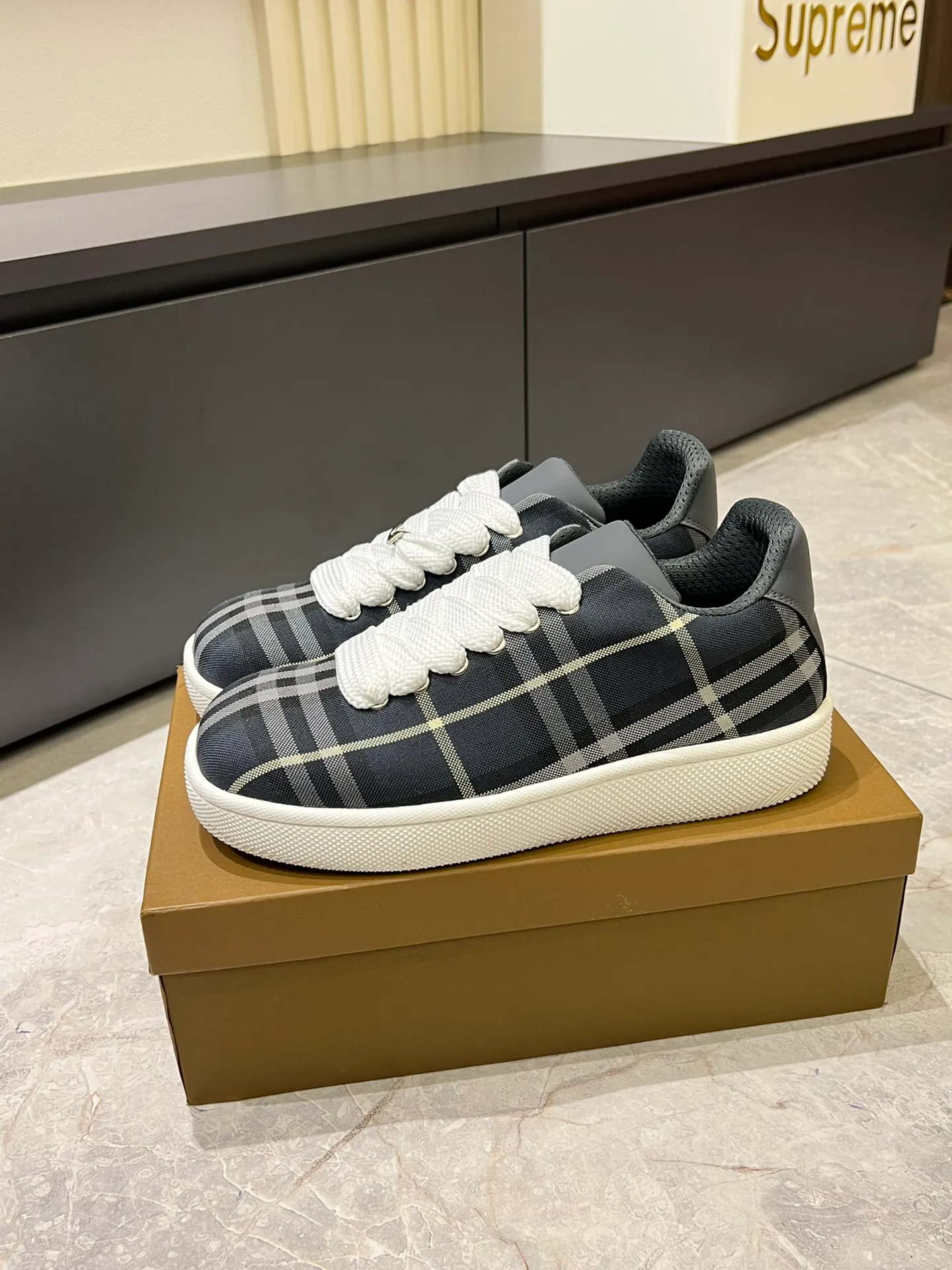 Men's shoes 💰p380 "Burberr*" new thick-soled men's casual sports shoes, cool sneakers and bread shoes, originally purchased and developed, the top version of Box series sports shoes, made of smooth calfskin fabric, embellished with embossed Equestrian Knight logo (EKD). Made of mesh lining, the laces are decorated with metal coils, the rubber soles are decorated with the Burberry letter logo, and the original molded 3.5CM two-color T men's shoes 💰pU outsole! Male 38-44 (45 customized)